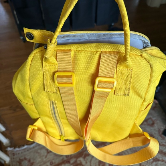 Yellow back pack - Picture 5 of 7